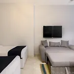 Travelholic Residence Golden Gates